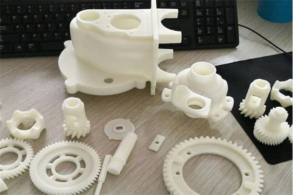 Peças técnicas, engrenagens e componentes produzidos em impressão 3D